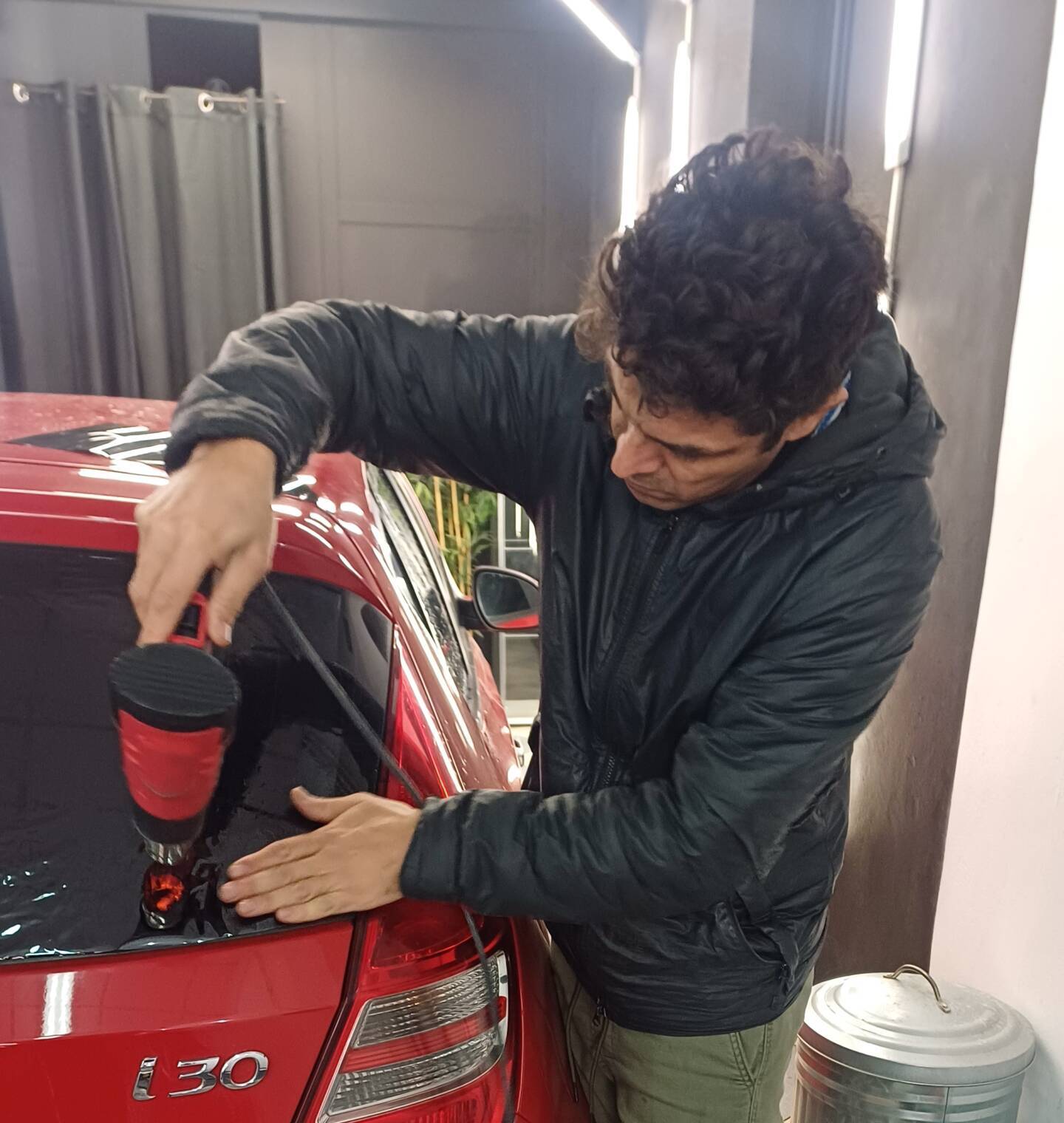 Trabajo de tintado de luneta trasera en negro 95%
